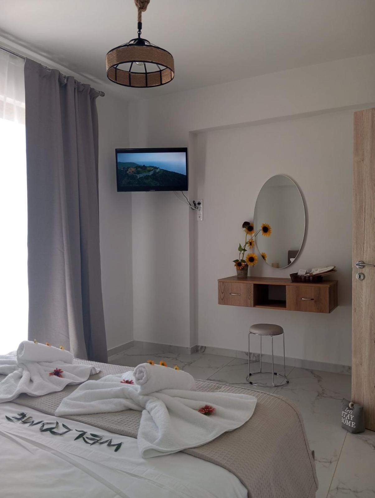 Three Charites Resort Gialova Exteriör bild
