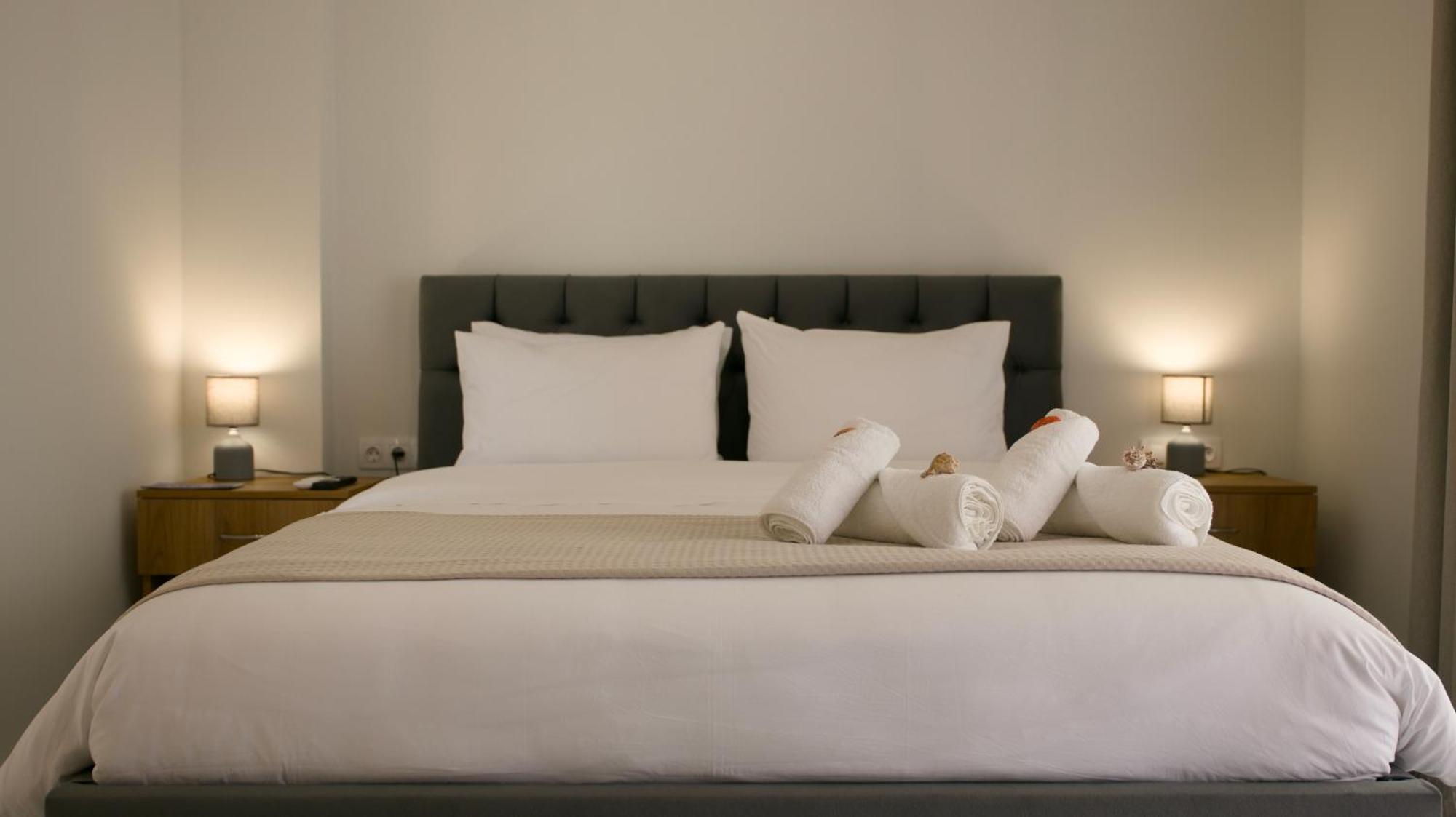 Three Charites Resort Gialova Exteriör bild