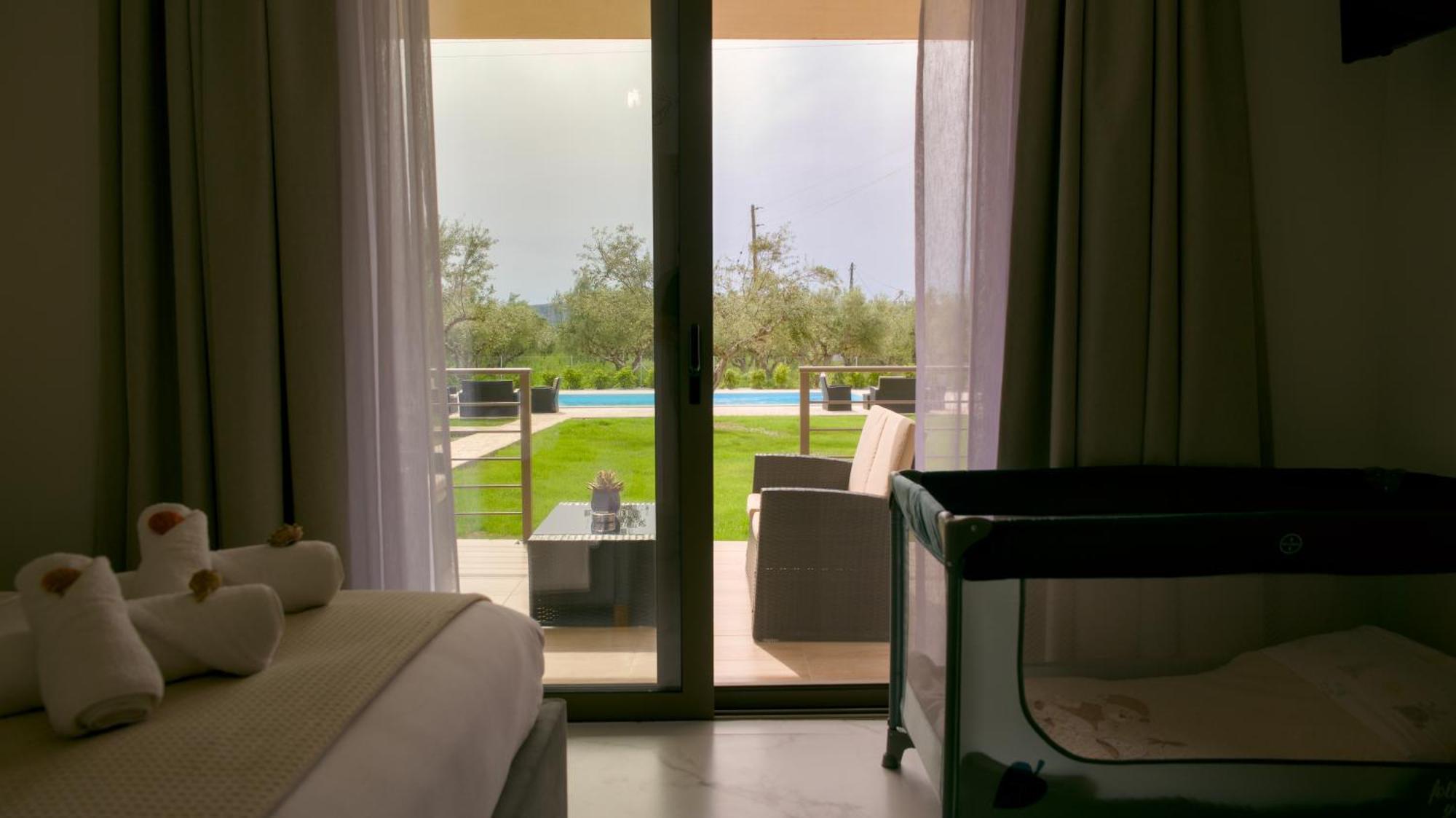 Three Charites Resort Gialova Exteriör bild