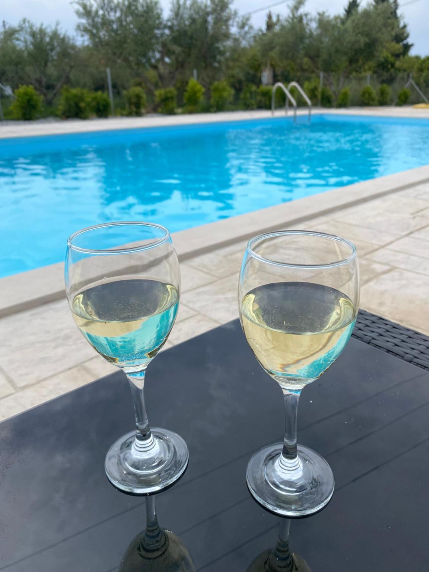 Three Charites Resort Gialova Exteriör bild